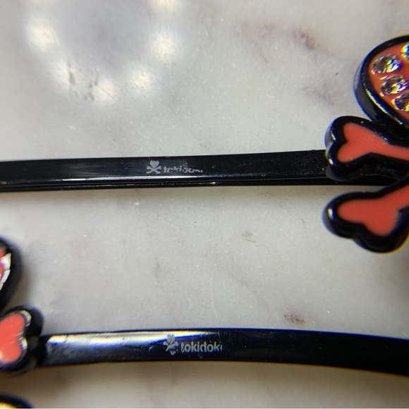 Tokidoki Red Crossbones Logo Enamel Crystal Hair Clips - Picture 6 of 7